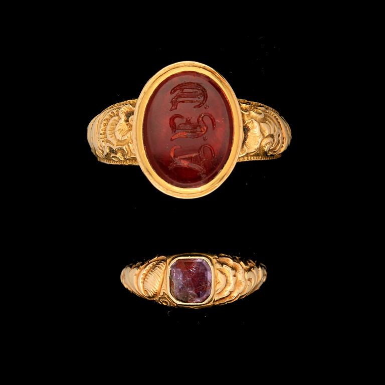 RINGAR, 2 st, 18k guld med karneol och ametist. En möjl Johan Wahlström, Jönköping, 1850. Tot vikt 10g.