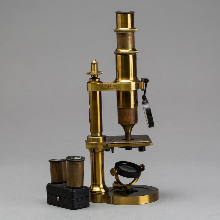 Microscope, around 1900.