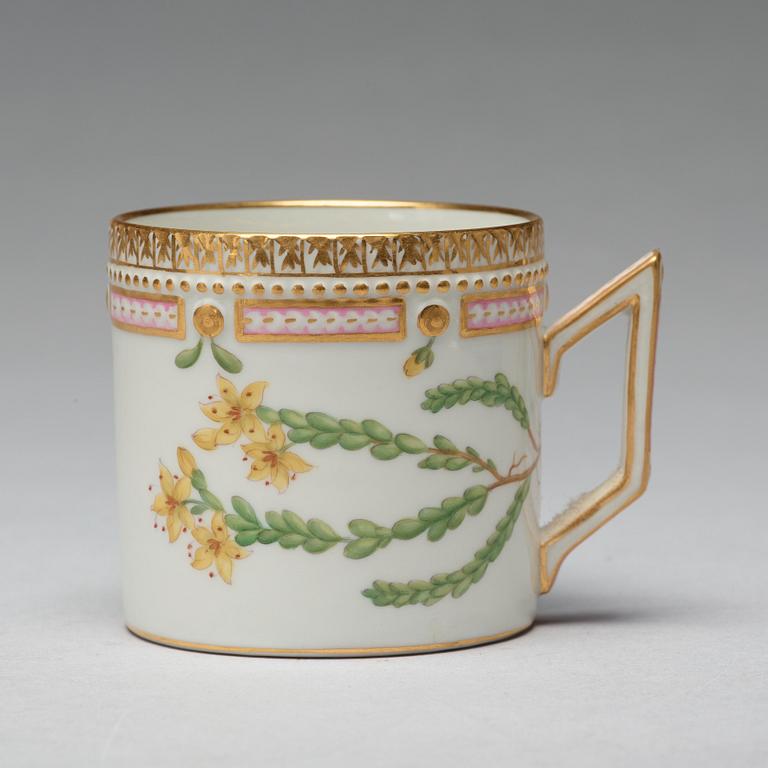 KAFFEKOPPAR med FAT, åtta stycken, porslin. "Flora Danica", Royal Copenhagen, Danmark.