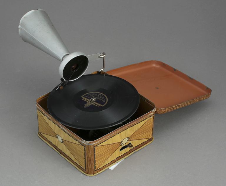 RESEGRAMMOFON med 2 SKIVOR, "Pigmyphone", Bing, 1920-tal.