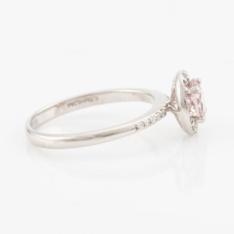 Ring in 18K gold with a faceted morganite and round brilliant-cut diamonds.