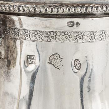 Skål, kanna och etui.