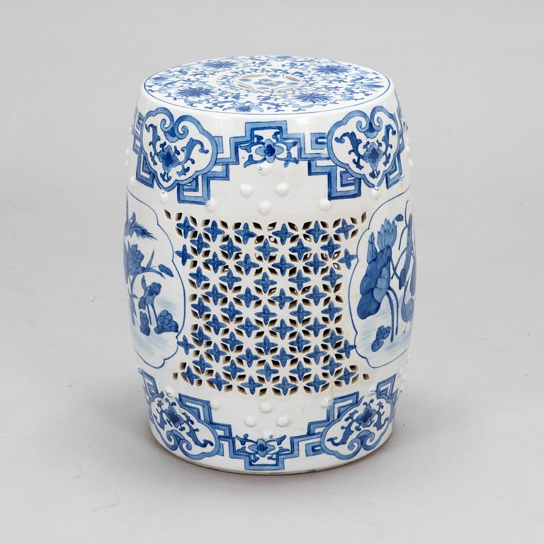 A modern manufacturing blue and white Chinese garden porcelain seat.