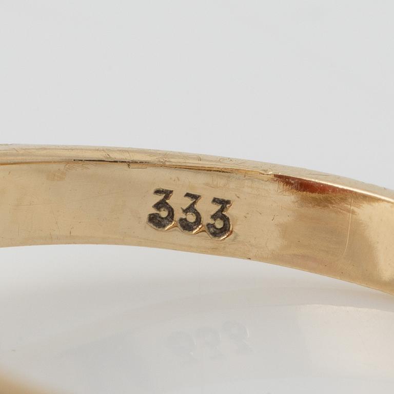 Ring of low carat gold with coral.