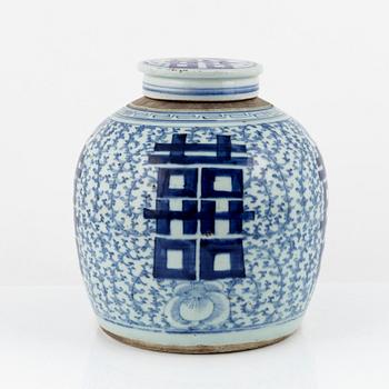 A blue and white lidded jar, China, late Qing dynasty, 19th century.