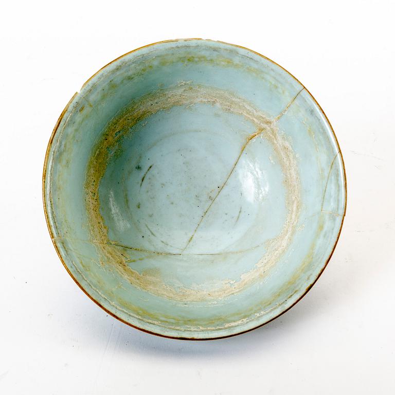 A famille rose bowl, late Qing dynasty, with Qianlong mark.