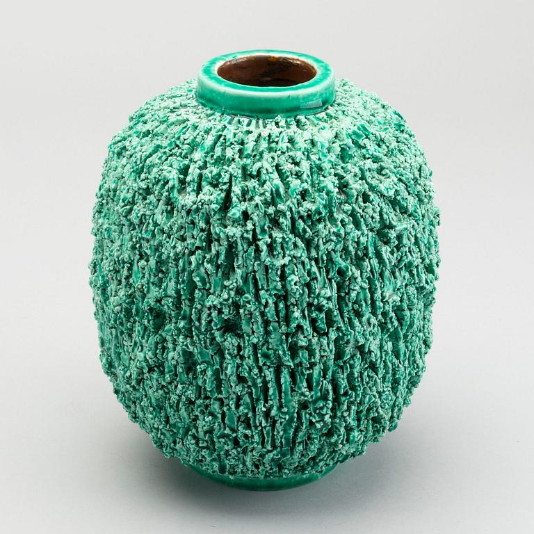 GUNNAR NYLUND, vas, chamotterat stengods, "Igelkottsvasen", Rörstrand.