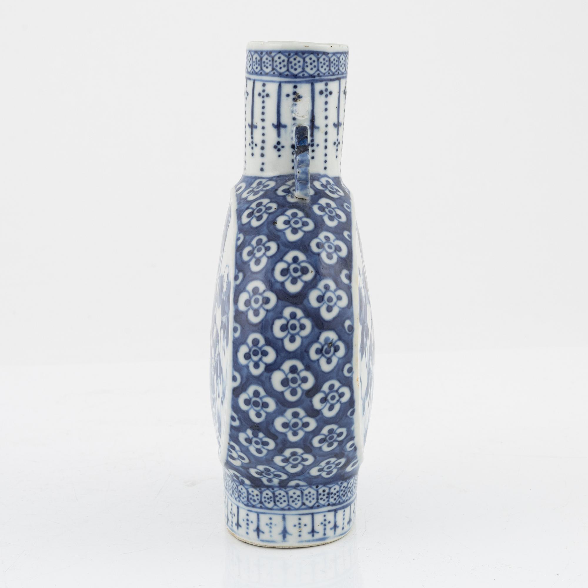 A blue and white pilgrimvase, Qing dynasty, 19th Century.