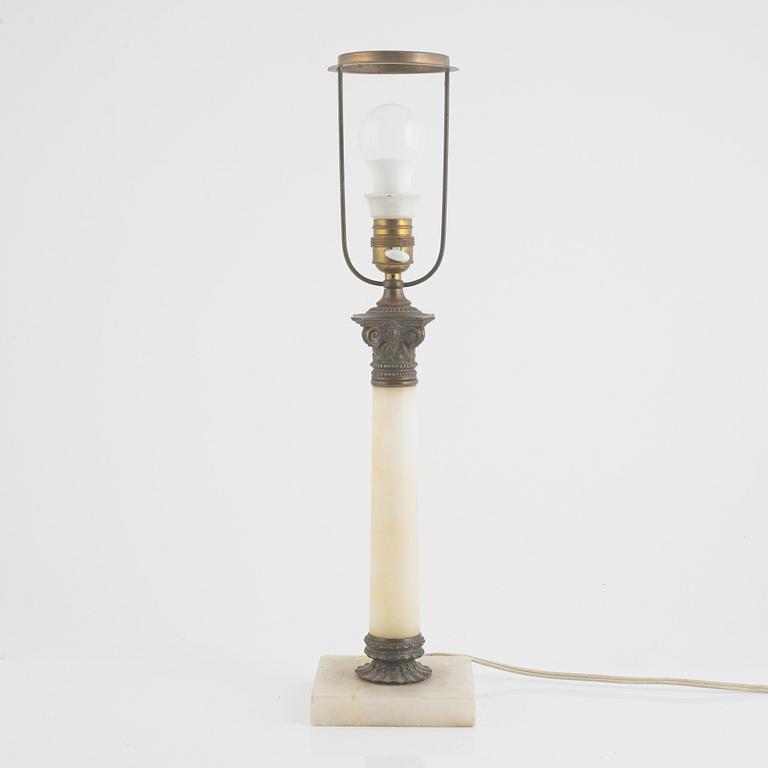 Bordslampa, kolonnformad, alabaster, 1900-tal.