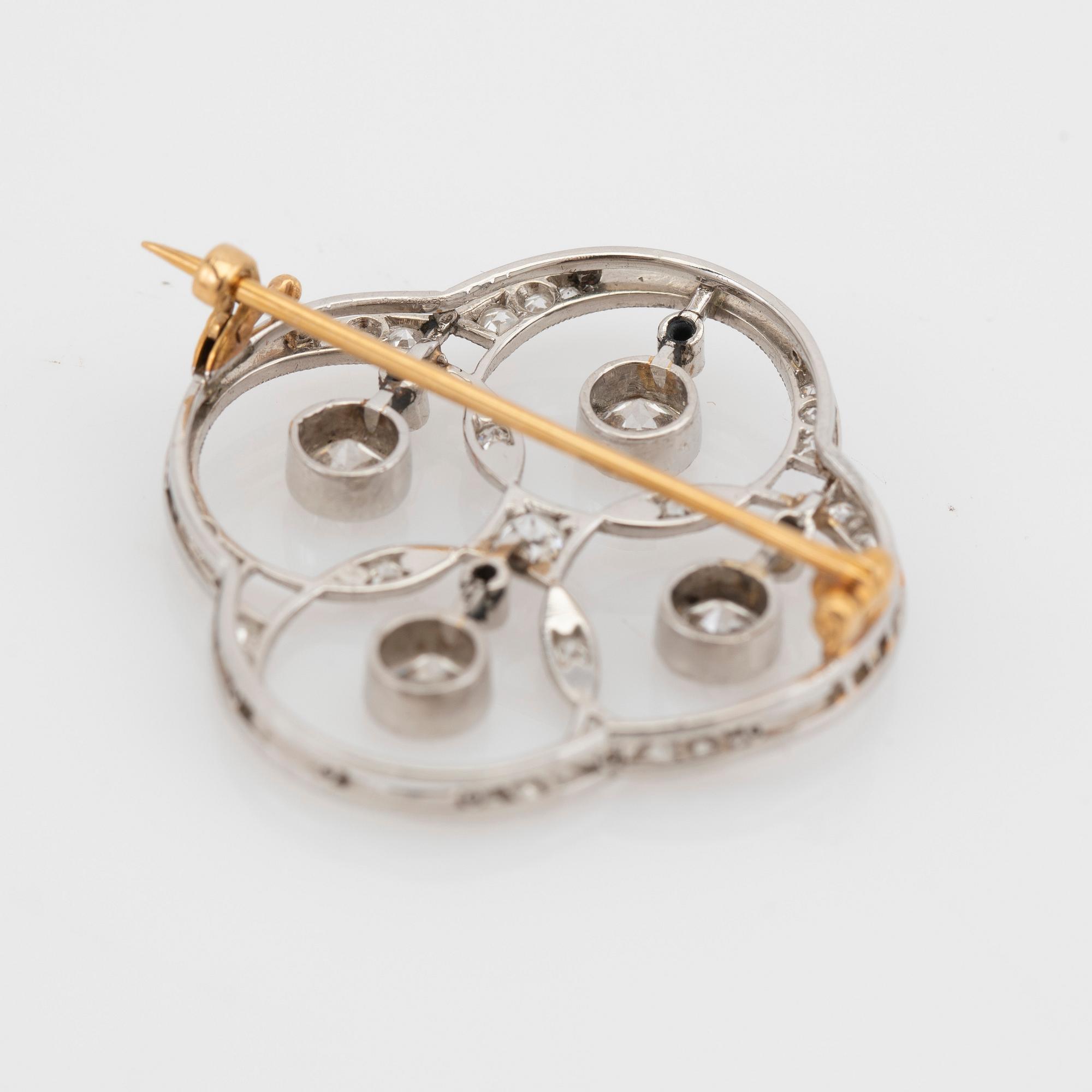 Brooch, 18k white gold openwork set with brilliant-cut diamonds.