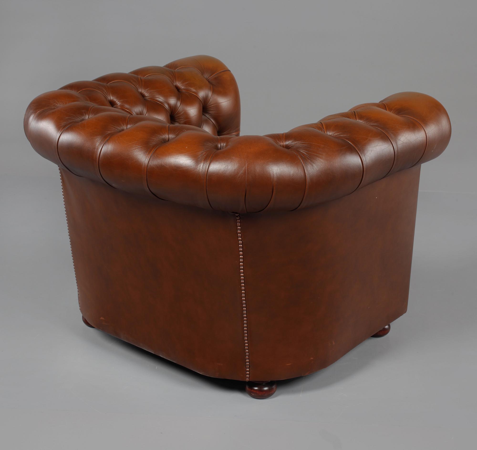 FÅTÖLJ, chesterfieldmodell, 1900-talets andra hälft.