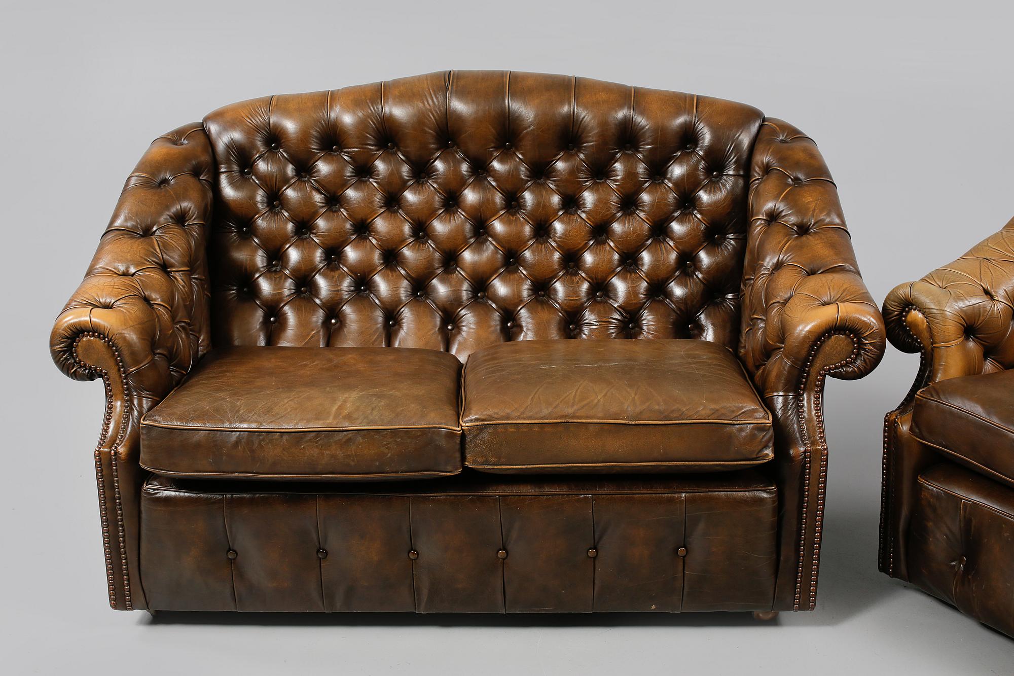 FÅTÖLJ samt SOFFA, Chesterfieldmodell, 1900-talets andra hälft.