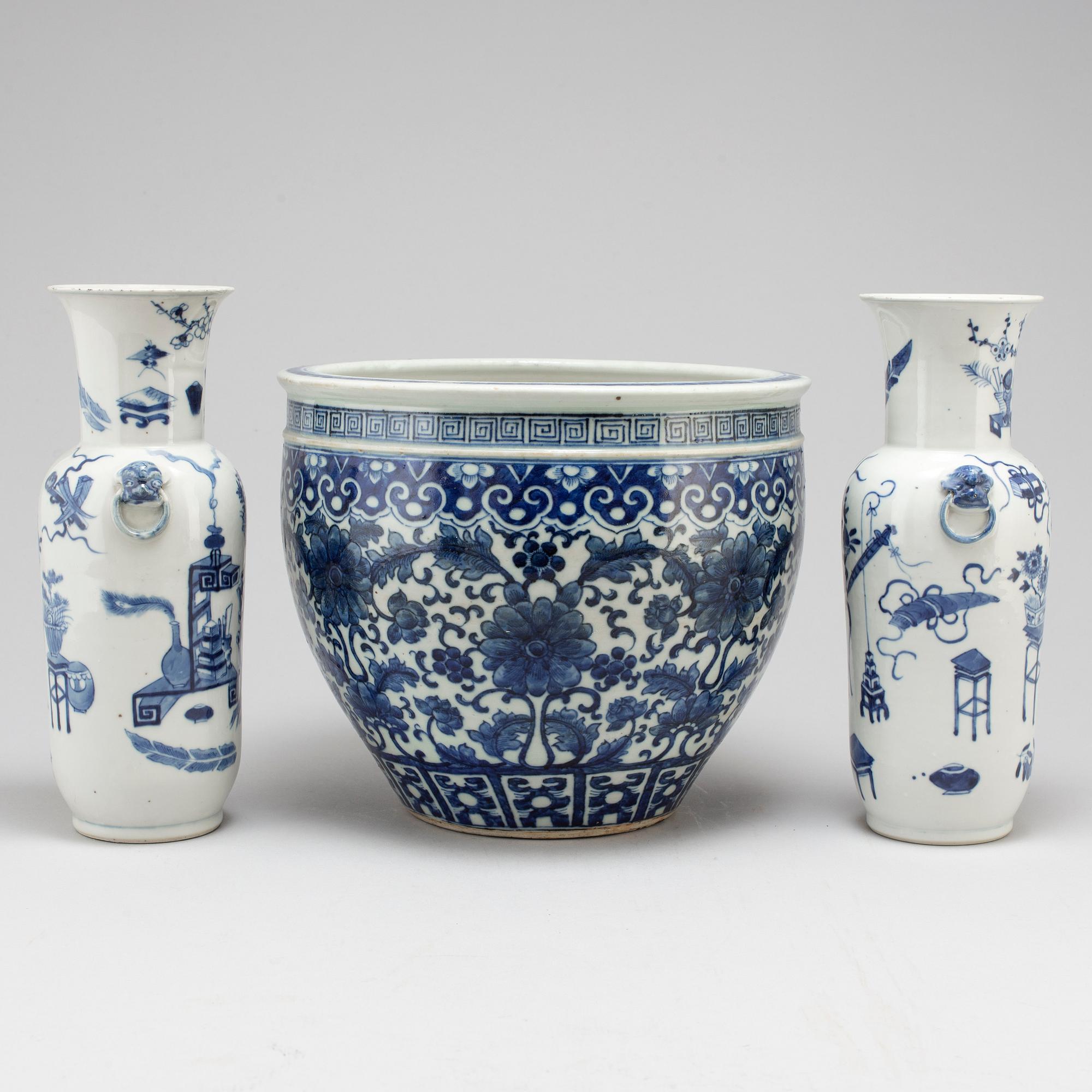 A pair of blue and white vases and pot, Qing dynasty, late 19th century.