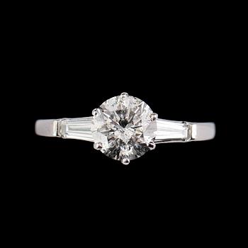 RING, 18 k vitguld, med briljantslipad diamant 1.31 ct och 2 baguetteslipade diamanter.