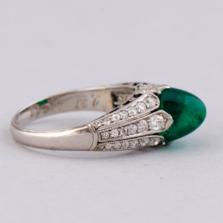 RING, cabochonslipad smaragd, gammalslipade diamanter.  Alexander Tillander, St Petersburg 1855-1918.