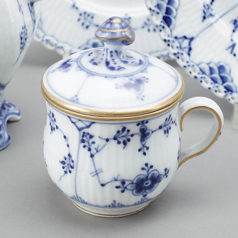 SERVISDELAR, 84 stycken, porslin, Musselmalet, Royal Copenhagen.