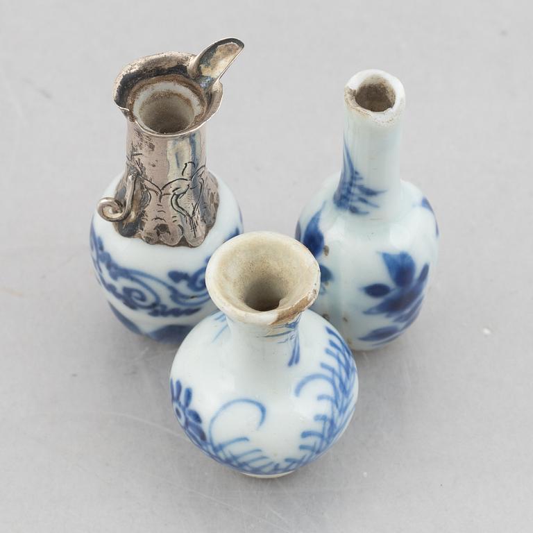 A group of six Chinese blue and white porcelain miniatures and a caddy with cover, Qing dynasty, partly Kangxi.