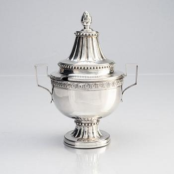 A Swedish 18th century Gustavian silver suger bowl with lid, marks of Wilhelm Smedberg, Karlstad 1786.