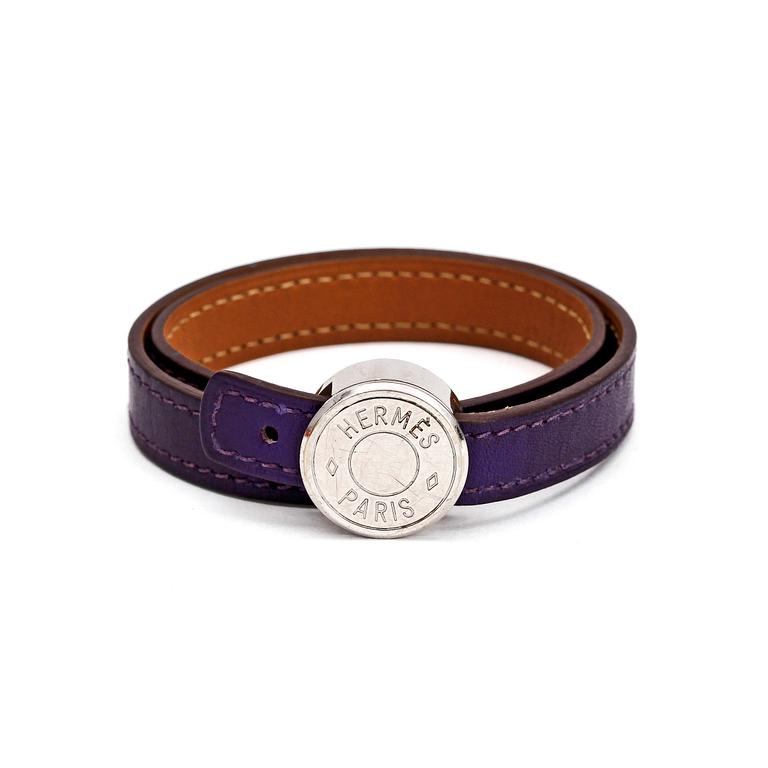 HERMÈS, a purple leather "Looping double tour" bracelet.