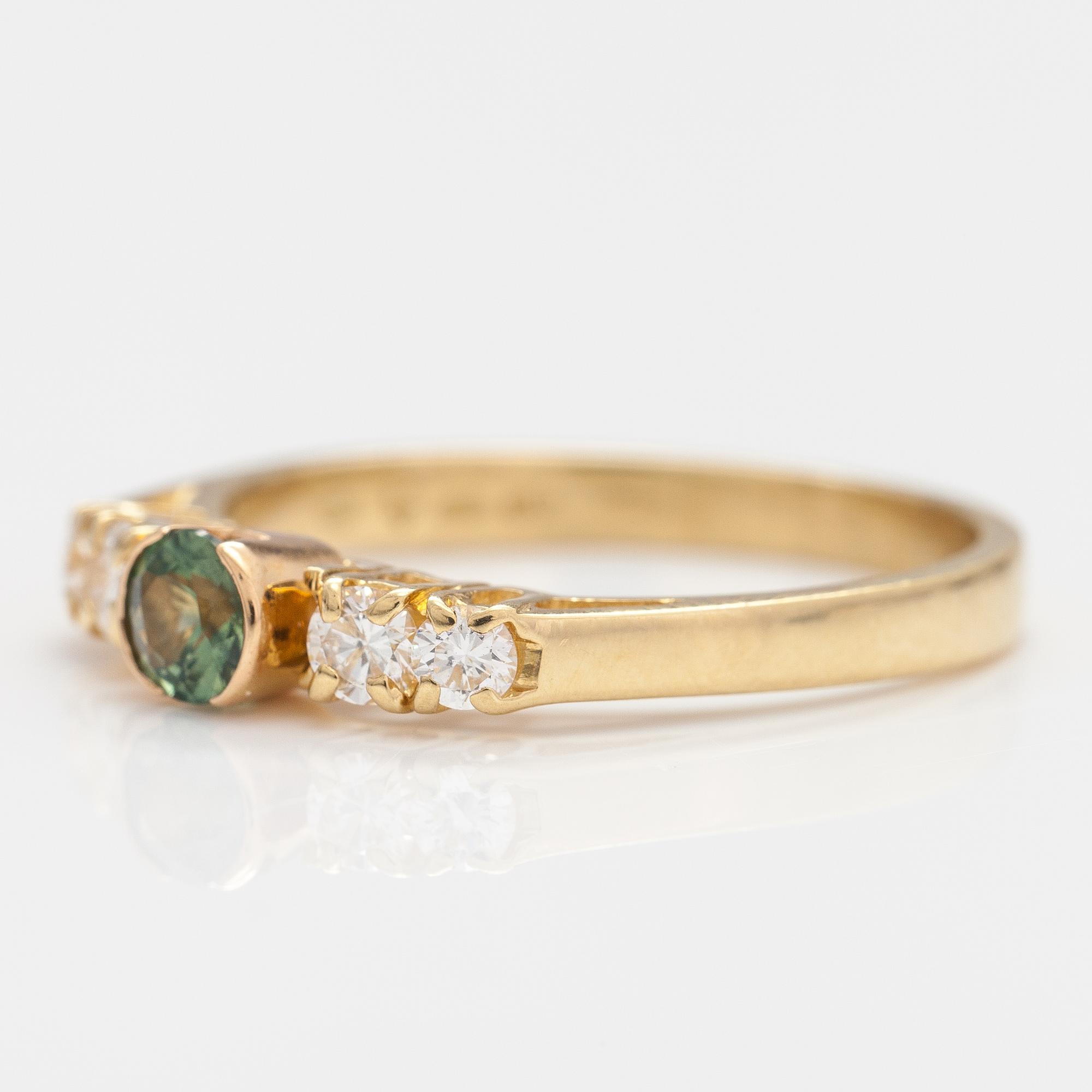 RING, 18K guld, grön safir, diamanter ca 0.24 ct tot. Finska importstämplar, 1987.