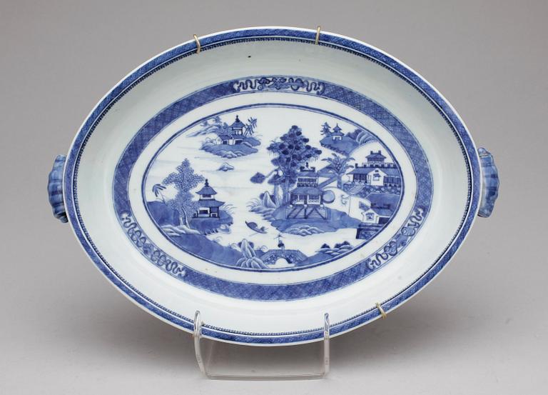 UPPLÄGGNINGSSKÅL med HÄNKLAR/KAROTT, porslin, Jiaqing, Kina, 1800-talets början.