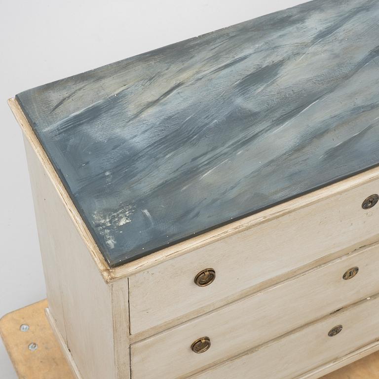 A chest of drawers, 19th century.