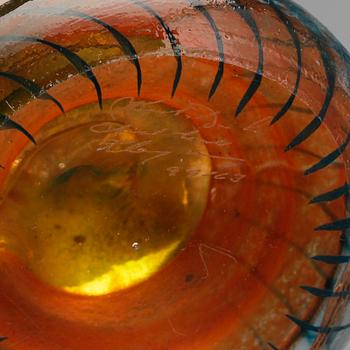 FIGURIN samt FLASKA , glas, Kjell Engman och Bertil Vallin, Kosta.