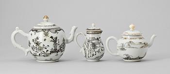 TEKANNOR, 2 st samt GRÄDDKANNA, kompaniporslin. Qing dynastin, Qianlong (1736-95).