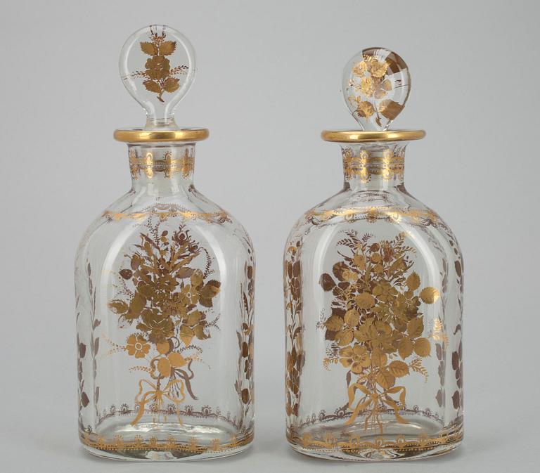 KARAFFER, ett par, glas, Louis XVI-stil, tidigt 1900-tal.