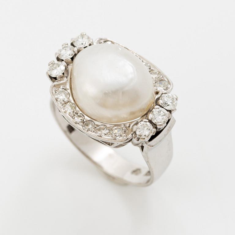 Ring in 18K white gold with a saltwater pearl, set with brilliant-cut and octagonal-cut diamonds.