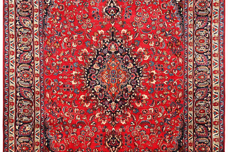 A carpet, Kashan, ca 326 x 233 cm.