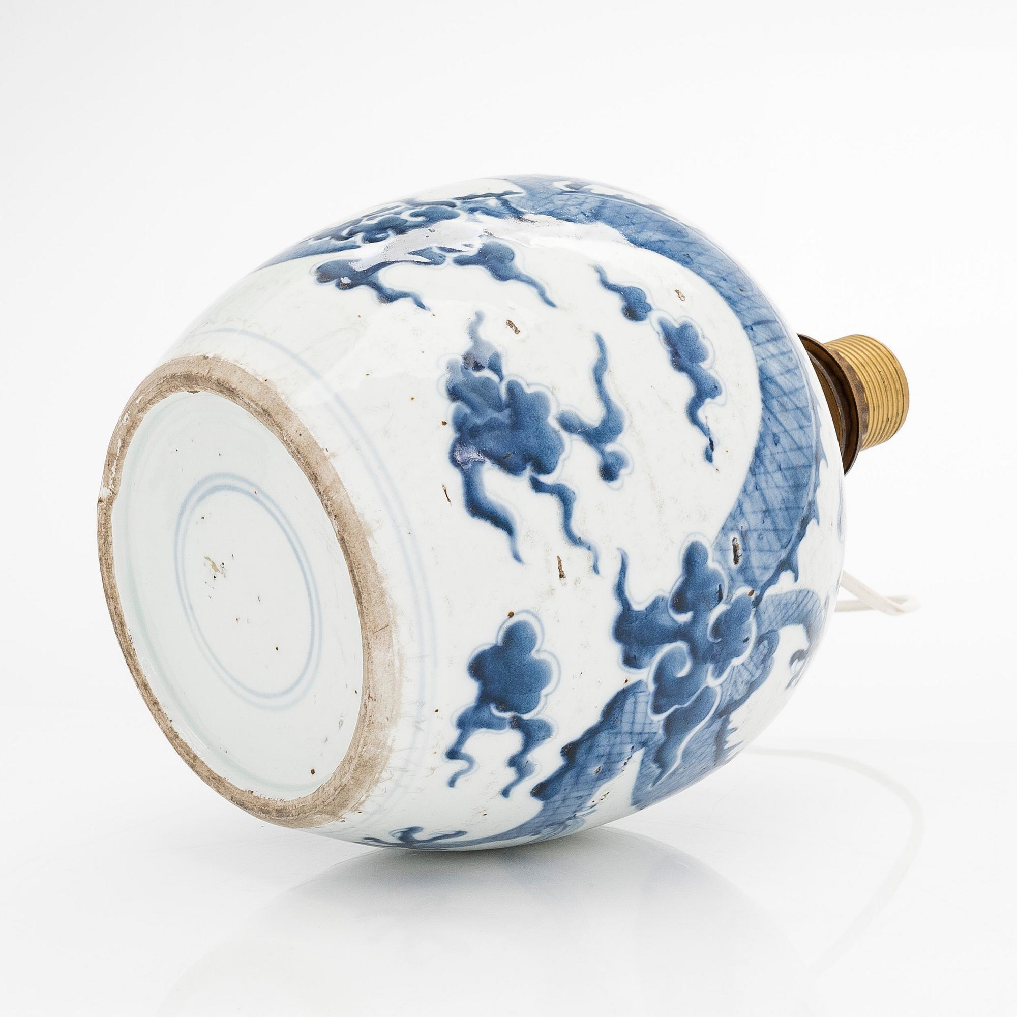 Bojaani/lampunjalka, posliinia. Kiina, Qing-dynastia, 1800-luku.