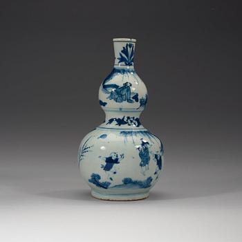 A blue and white Transitional kalebass vase, 17th century.