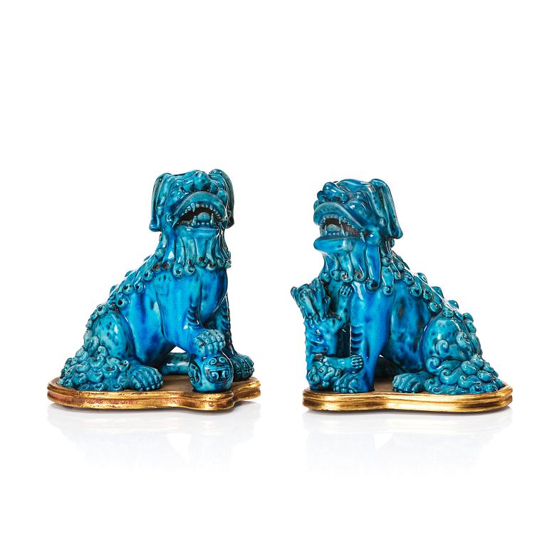 A pair of turquoise glazed porcelain figures of buddhist lions, Qing dynasty 18th/19th Century.