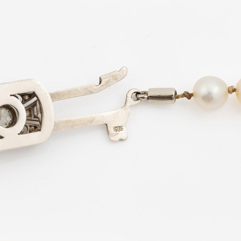 Necklace with graduated cultured pearls, clasp in 14K white gold set with old-cut diamonds.