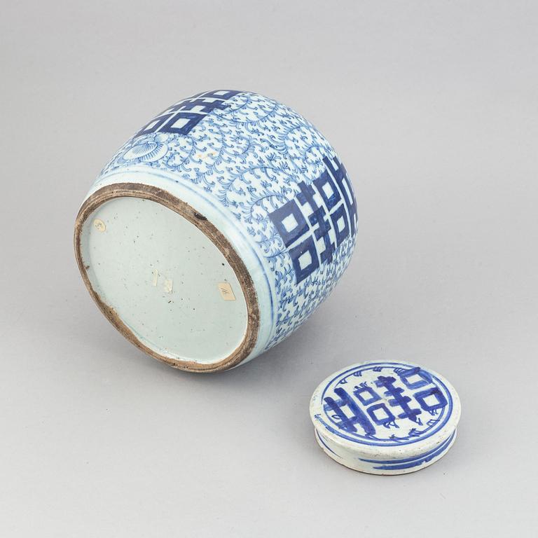 A blue and white jar with cover, Qingdynasty, 19th Century.