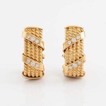 Earrings, hoop earrings, gold with brilliant-cut diamonds.