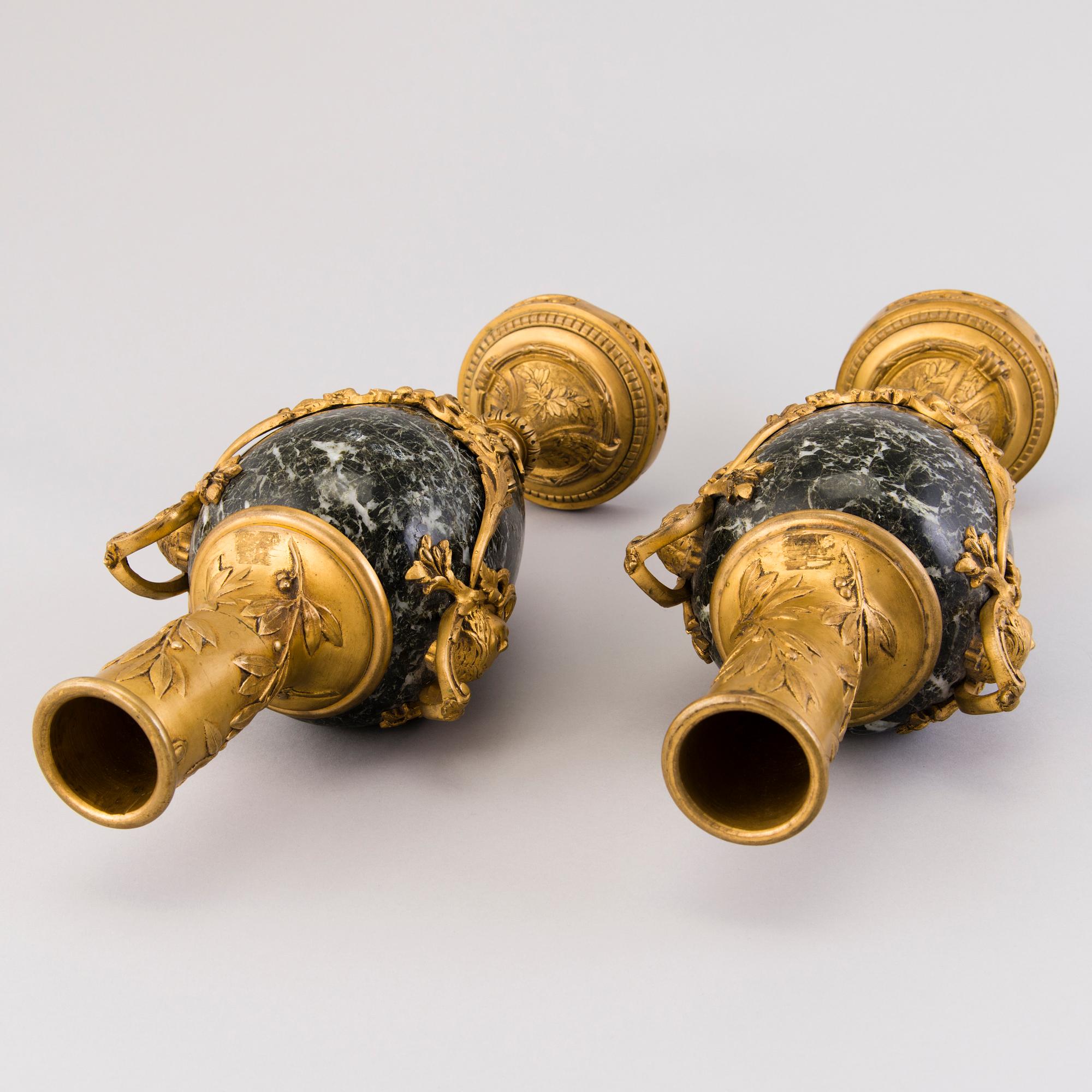 DEKORATIONSURNOR ETT PAR, brons och granit, Ryssland/Frankrike 1800-talets slut.