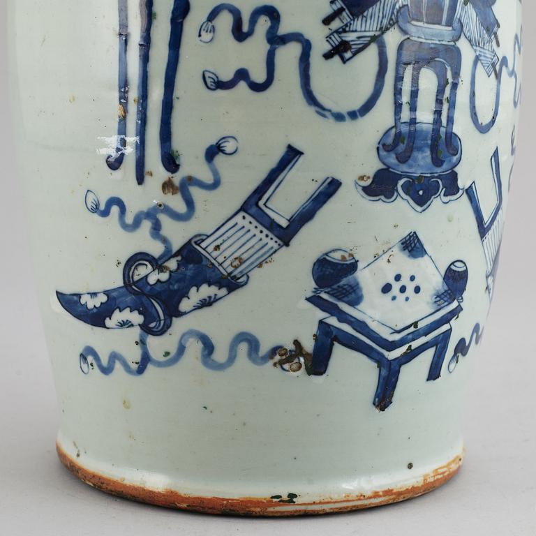 A blue and white floor vase, Qing dynasty, 19th century.