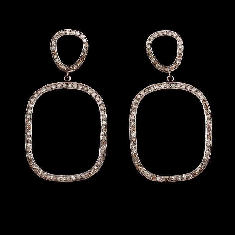 ÖRHÄNGEN, 1 par, 18 k guld och oxiderat silver, diamanter. Total vikt ca 9,6 g.