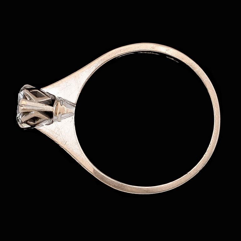 RING, 18K guld med solitär briljantslipad diamant, 0.35 ct, svenska stämplar GD&C 1990. Total vikt ca 2,7 g.