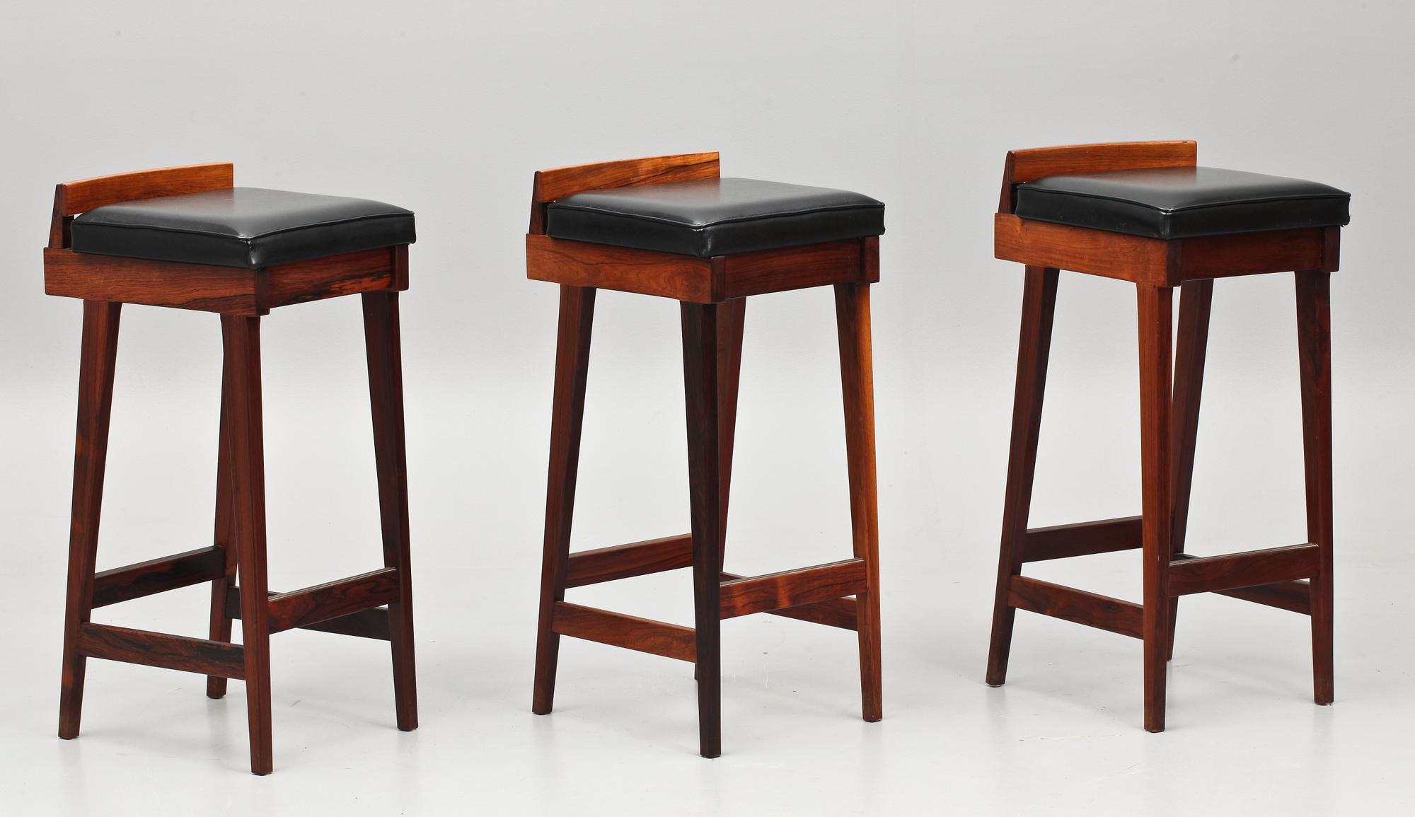 BARDISK, BARSTOLAR, 3 st samt VÄGGVITRIN, 1960-tal, etikettmärkt Dyrlund, Made in Denmark.