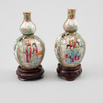 VASER, ett par, porslin, Kina, 1800-talets slut.
