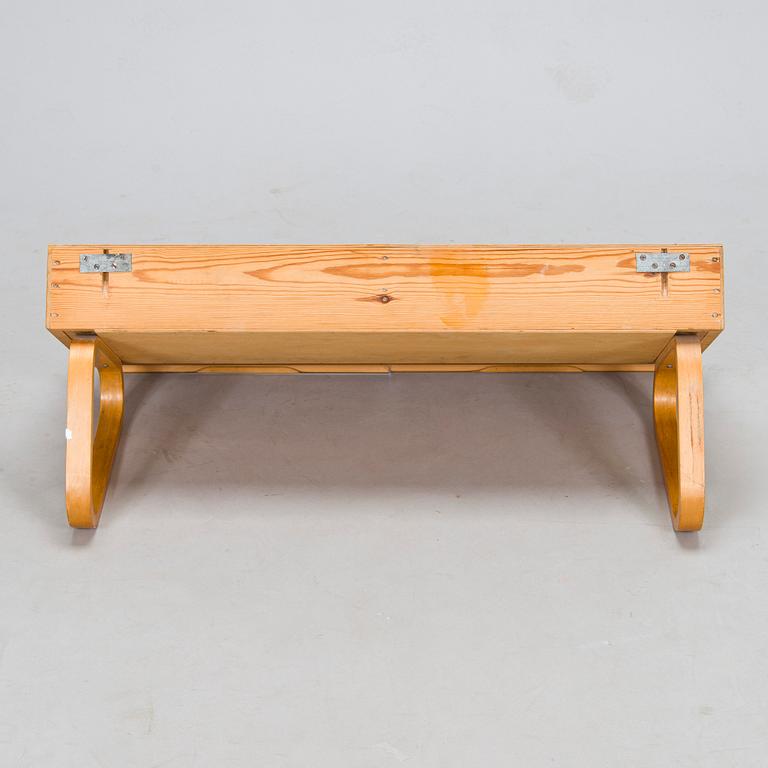 Alvar Aalto, konsol / hylla modell 114 för O.Y. Huonekalu- ja Rakennustyötehdas A.B. 1900-talets mitt.