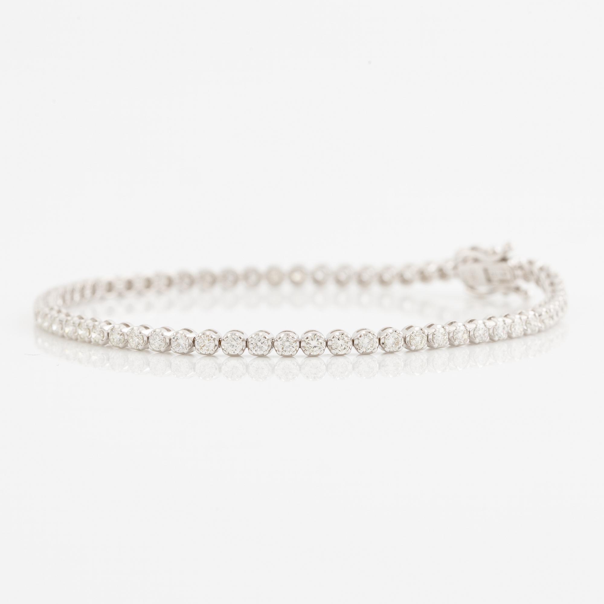 Tennis bracelet 18K white gold with brilliant-cut diamonds.