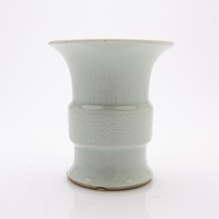 Vase, porcelain, China, Qing dynasty, Qianlong (1736-95).