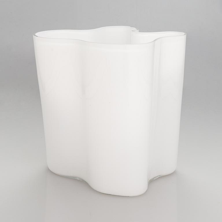 Alvar Aalto, Vase model 3031, signed Alvar Aalto.