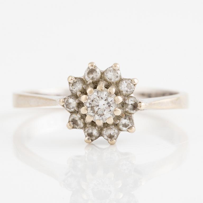 Ring, 18K vitguld med briljantslipade diamanter.