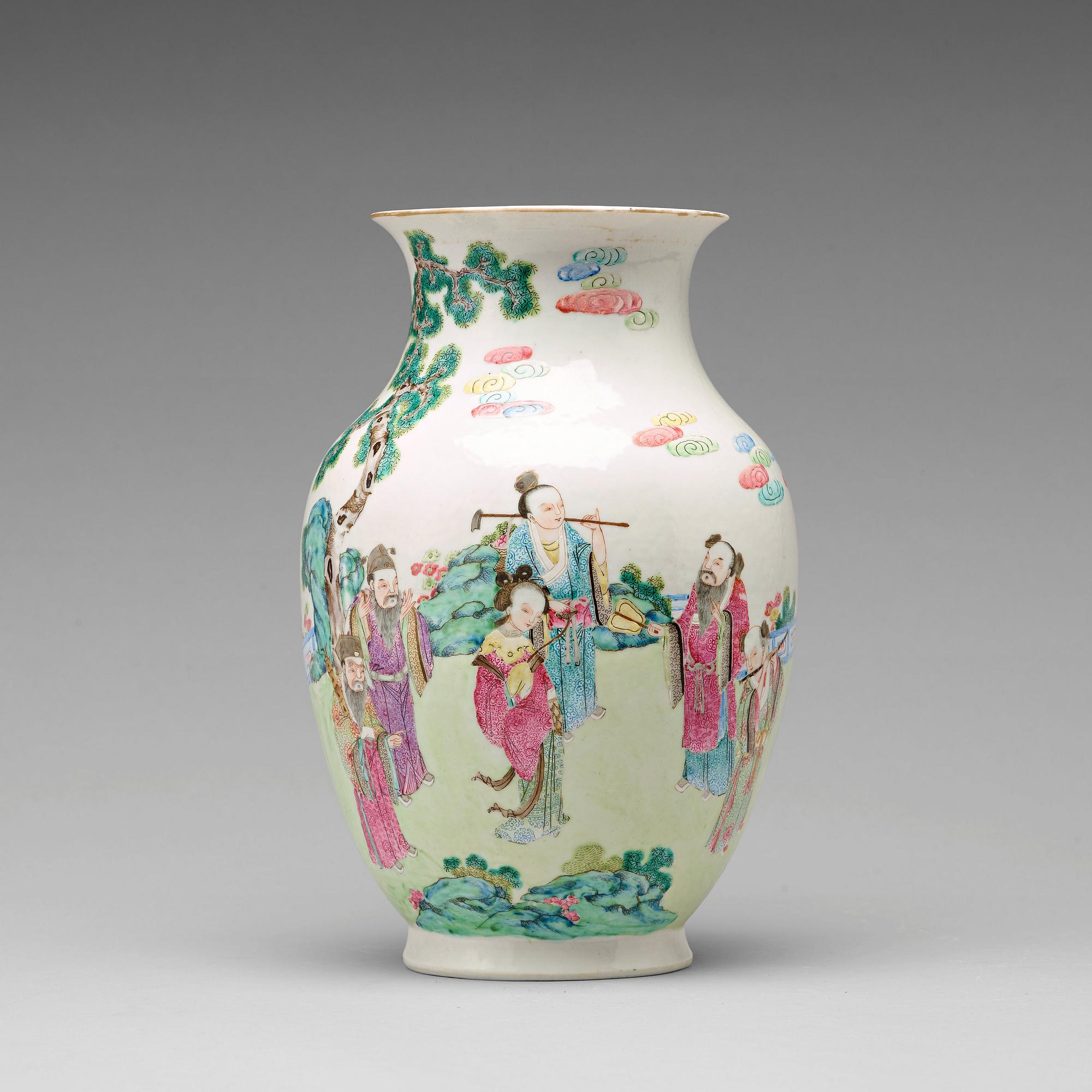 A famille rose vase, Qing dynasty, 19th century.