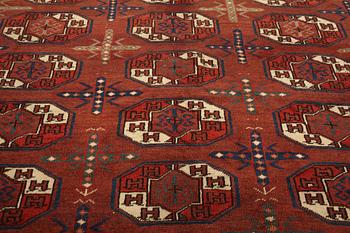 Matto, an antique Yomoud khali (main carpet), ca 244-249,5 x 172,5-174,5 cm.